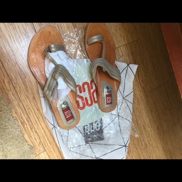 Brand New ecs  sandals 9 gold small heel - Picture 5 of 7